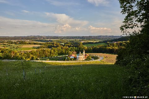 Gemeinde Gars_am_Inn Landkreis Mühldorf Berg Aussicht mit Rundkirche St.Peter Peterskirche (Dirschl Johann) Deutschland MÜ